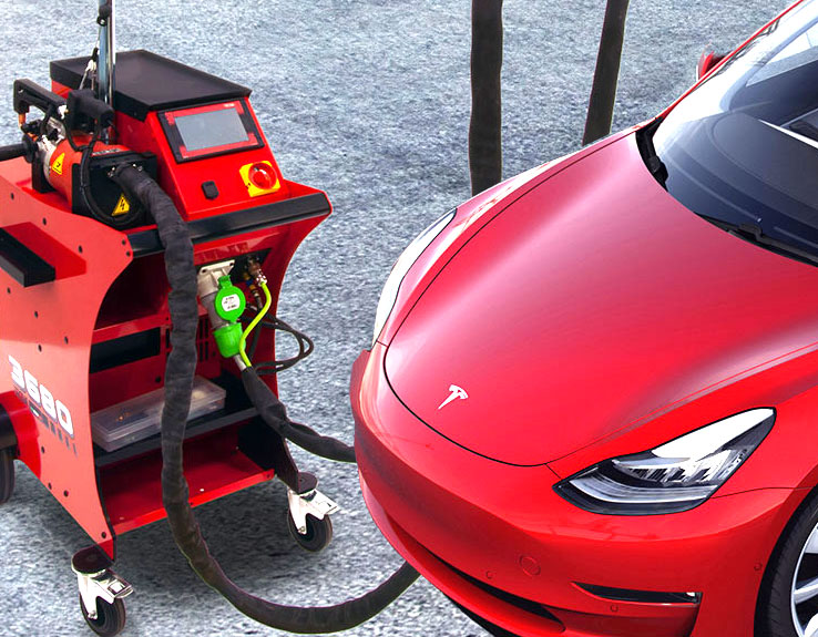 Soldadora al lado de un coche Tesla